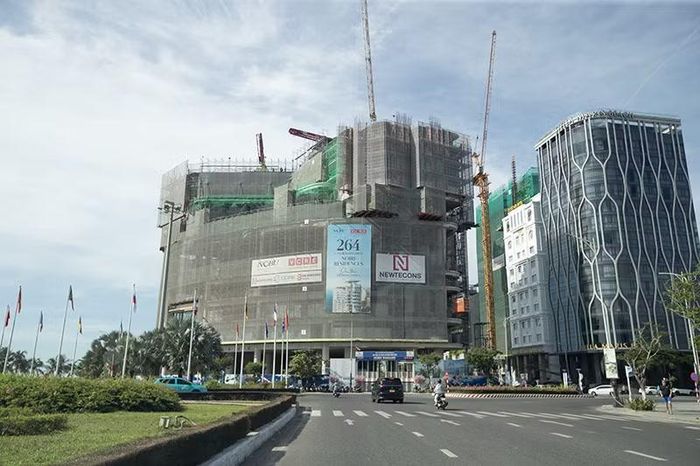 Dự án Nobu Đà Nẵng (Nobu Hotel & Residences) là tổ hợp khách sạn 5 sao Nobu và căn hộ cao cấp Residences, do Liên doanh Sun Group và Nobu Hospitality (Nhật Bản) làm chủ đầu tư. Tổng mức đầu tư chưa được công bố, nhưng với vị trí đắc địa 2 mặt đường Võ Nguyên Giáp và Võ Văn Kiệt, nhìn ra biển Mỹ Khê, Nobu Đà Nẵng được kỳ vọng sẽ trở thành biểu tượng nghỉ dưỡng cao cấp mới của bãi biển Mỹ Khê, thu hút khách quốc tế cao cấp và giới thượng lưu.