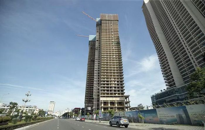 Dự án Soleil Ánh Dương Đà Nẵng (hay Wyndham Soleil Đà Nẵng) là tổ hợp bất động sản cao cấp 5 sao do Công ty CP PPC An Thịnh Đà Nẵng làm chủ đầu tư. Dự án tọa lạc tại giao lộ Phạm Văn Đồng và Võ Nguyên Giáp (đối diện Công viên Biển Đông), với quy mô 1 tòa khách sạn và 3 tòa căn hộ Condotel cao từ 47-57 tầng; được khởi công từ năm 2016, cung cấp khoảng 3.000 căn hộ; giá bán dao động bình quân từ 70-150 triệu đồng/m2