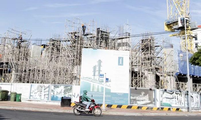 Dự án tọa lạc tại khu đất kim cương 2 mặt tiền đường Bạch Đằng (phường Hải Châu) và đối diện Công viên APEC; dự án gồm 2 tòa tháp cao 31 tầng và 39 tầng nổi, cùng 2 tầng hầm với khoảng 500 căn hộ nhà ở thương mại và 8 căn hộ ở kết hợp kinh doanh; giá bán bình quân dao động từ 180-250 triệu đồng/m2