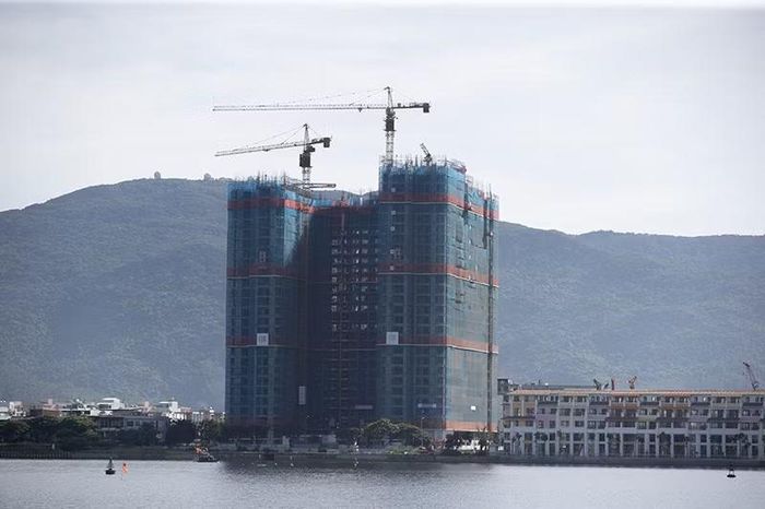 Dự án Peninsula Đà Nẵng là tổ hợp căn hộ cao cấp tọa lạc tại lô đất A2-1 đường Lê Văn Duyệt và Vân Đồn (phường Sơn Trà, TP Đà Nẵng), với tổng diện tích hơn 7.167 m2. Dự án do Công ty CP Tập đoàn Đông Đô làm chủ đầu tư với quy mô 3 tầng hầm và 30 tầng nổi, cung cấp 941 căn hộ cao cấp với giá bán bình quân dao động 60-80 triệu đồng/m2 tùy vị trí. Dự án khởi công vào Quý II/2024, hiện đã thi công đến tầng 27-28; dự kiến hoàn thành và bàn giao vào Quý III/2026.