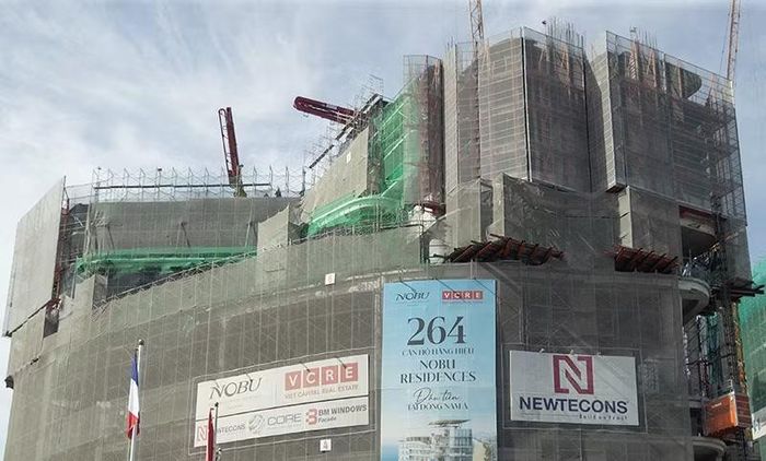 Dự án có quy mô 25-28 tầng nổi, cùng tiện ích nhà hàng Nobu signature, rooftop bar, pool infinity và tiện ích cao cấp. Dự án được khởi công từ tháng 3/2026, hiện đã thi công đến tầng 11-13; dự kiến hoàn thành phần thô vào quý III/2027. Giá bán dao động từ 150 - 200 triệu đồng/m2 tùy vị trí.