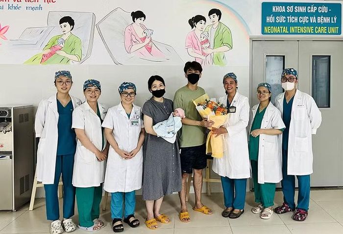 Các bác sĩ của Bệnh viện Phụ sản - Nhi Đà Nẵng chúc mừng vợ chồng anh Chen trong ngày xuất viện.