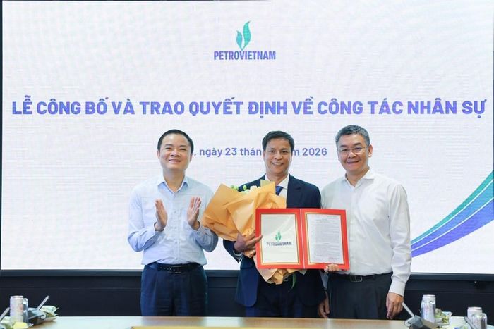 Chủ tịch Petrovietnam Lê Ngọc Sơn, Tổng Giám đốc Petrovietnam Lê Mạnh Cường trao quyết định và chúc mừng ông Nguyễn Văn Khương giữ chức Trưởng Ban Thăm dò Khai thác dầu khí. Ảnh: Bích Hồng/Bnews