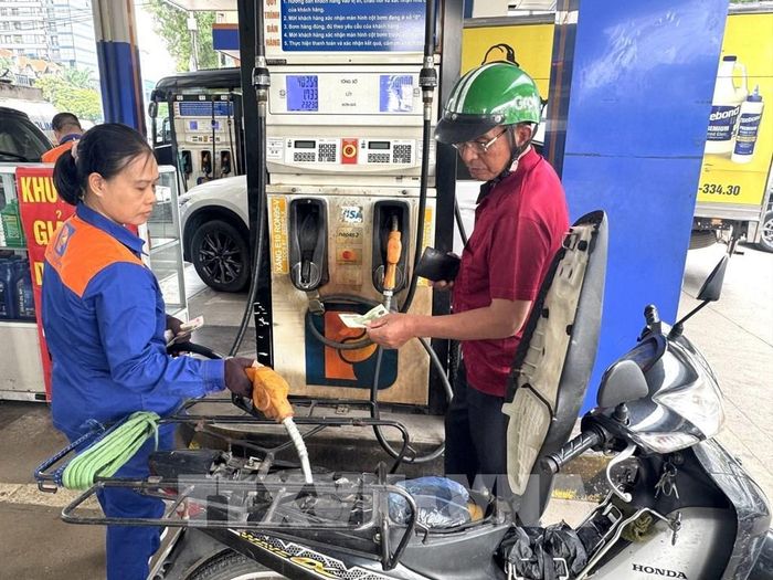 Khách đến mua xăng E10 tại cửa hàng Petrolimex (Hà Nội). Ảnh: Quốc Lũy - TTXVN