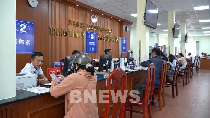Người dân đến làm thủ tục hành chính tại phường Rạch Giá. ẢNh: Văn Sĩ-TTXVN