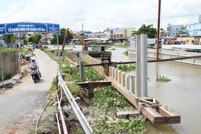 Dự án Đường giao thông hai bên bờ sông Bảo Định đang triển khai 3 gói thầu xây lắp với tổng giá trị hơn 820 tỷ đồng. Ảnh: Công Trí - TTXVN