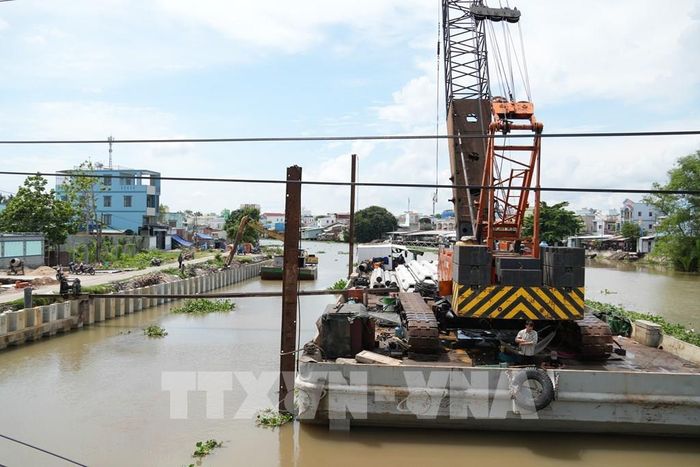 Dự án Đường giao thông hai bên bờ sông Bảo Định đang triển khai 3 gói thầu xây lắp với tổng giá trị hơn 820 tỷ đồng. Ảnh: Công Trí-TTXVN