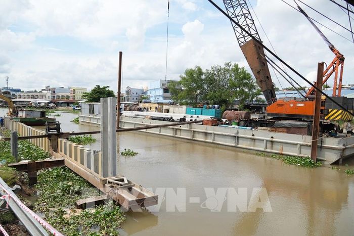 Dự án Đường giao thông hai bên bờ sông Bảo Định đang triển khai 3 gói thầu xây lắp với tổng giá trị hơn 820 tỷ đồng. Ảnh: Công Trí-TTXVN