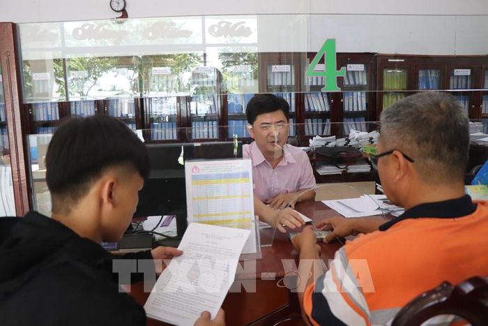 Ông N.T.Th. có con trai vừa cai nghiện xong được Phòng Giao dịch Ngân hàng Chính sách xã hội Phụng Hiệp cho vay 50 triệu đồng để sản xuất. Ảnh: Thu Hiền - TTXVN