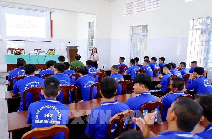 Đại diện Ngân hàng Chính sách xã hội TP.Cần Thơ phổ biến chương trình tín dụng chính sách cho người sau cai nghiện tại cơ sở cai nghiện trên địa bàn. Ảnh: Thu Hiền - TTXVN