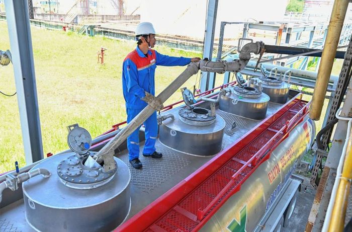 Ethanol được xuất trực tiếp qua hệ thống đường ống, qua đó giúp giảm chi phí logistics, đồng thời tăng tính chủ động trong cung ứng nguyên liệu cho quá trình phối trộn xăng sinh học. Ảnh: Bích Hồng/Bnews/vnanet.vn