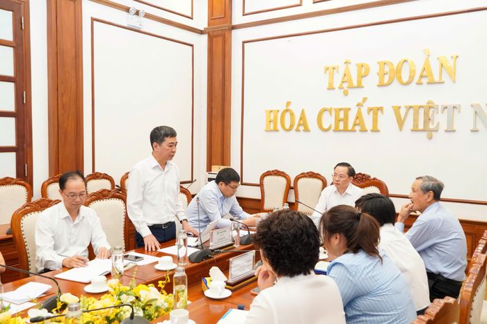 Ông Lê Hoàng Phó Tổng Giám đốc Tập đoàn Hóa chất Việt Nam phát biểu tại hội nghị. Ảnh: Vinachem