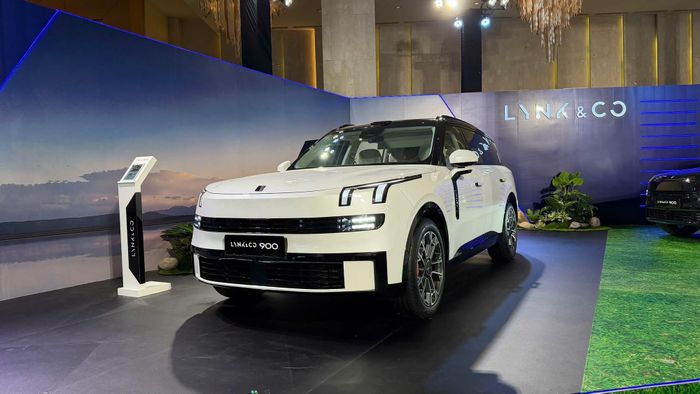 Volvo XC90 (bên trên) và Lynk&amp;co 900 (bên dưới).