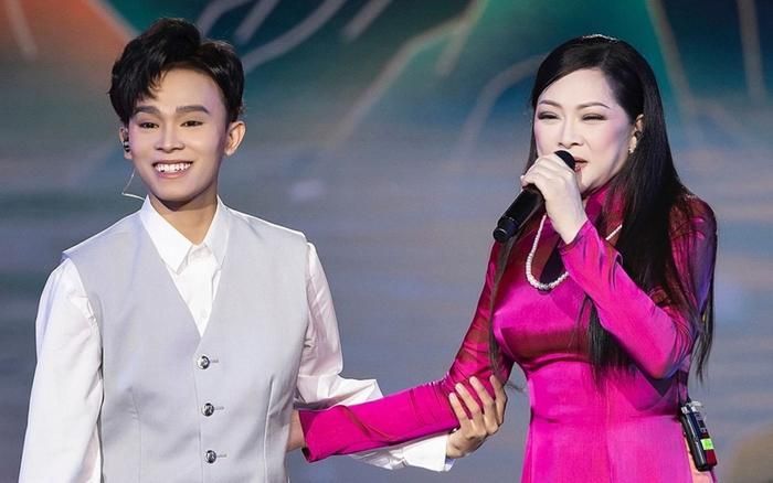Hồ Văn Cường duy trì sự kiên định với dòng nhạc dân ca, đứng chung với những giọng ca "đại thụ".