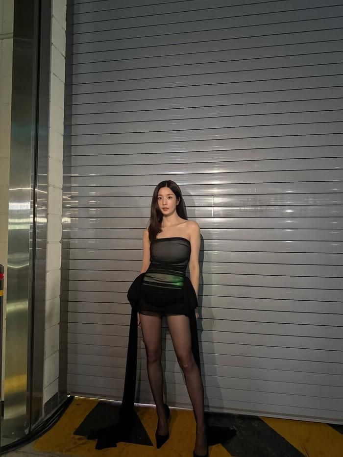 Bộ váy giúp Kwon Eun Bi khoe trọn đôi chân thon dài. Ảnh: IGNV