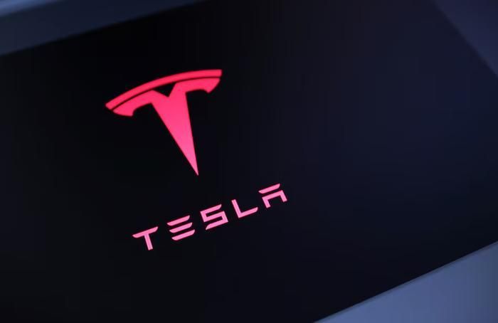 Logo của hãng xe Tesla. Ảnh: Reuters