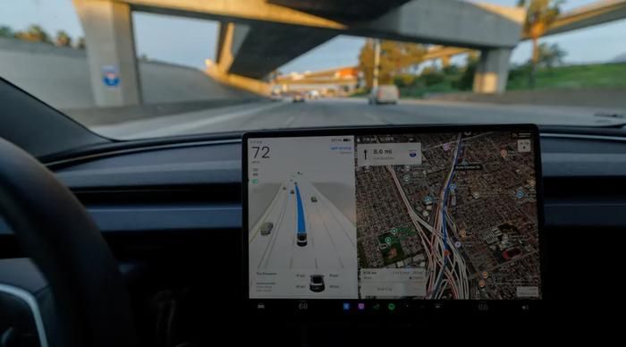 Hình ảnh một chiếc Tesla Model 3 đang chạy trên đường cao tốc với phần mềm tự lái giám sát FSD 14.2.2.3 tại Irvine, California, Hoa Kỳ, ngày 28 tháng 1 năm 2026. Ảnh: Reuters