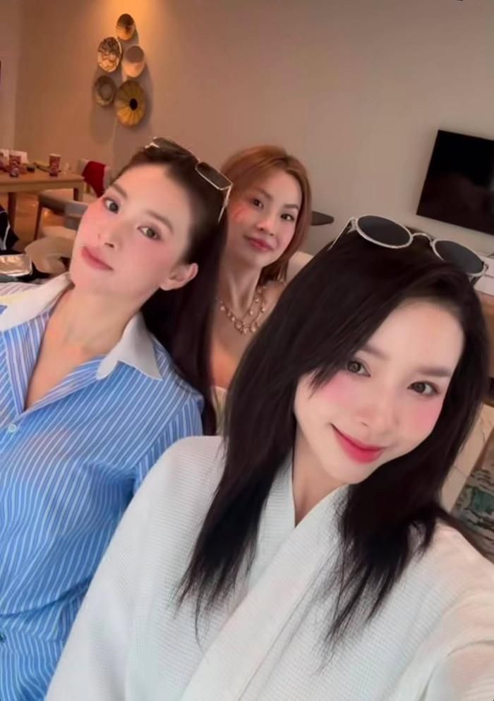 Hoa hậu Tiểu Vy quay clip vui vẻ cùng Á hậu Thúy An và Á hậu Diễm Trang. Cả 3 người đẹp đều từng tham gia Hoa hậu Việt Nam.