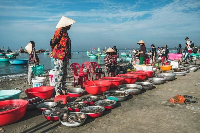 Khung cảnh giản dị nhưng đầy sức sống ở thành phố biển sôi động.