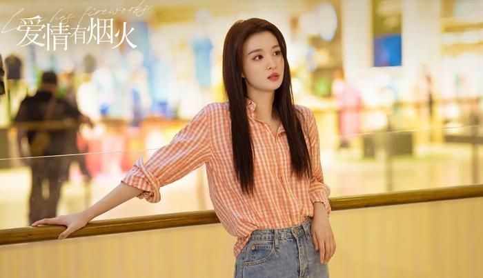Vương Sở Nhiên xuất hiện với lớp trang điểm tối giản, trang phục bình dân trong Tình Yêu Có Pháo Hoa. Ảnh: Weibo