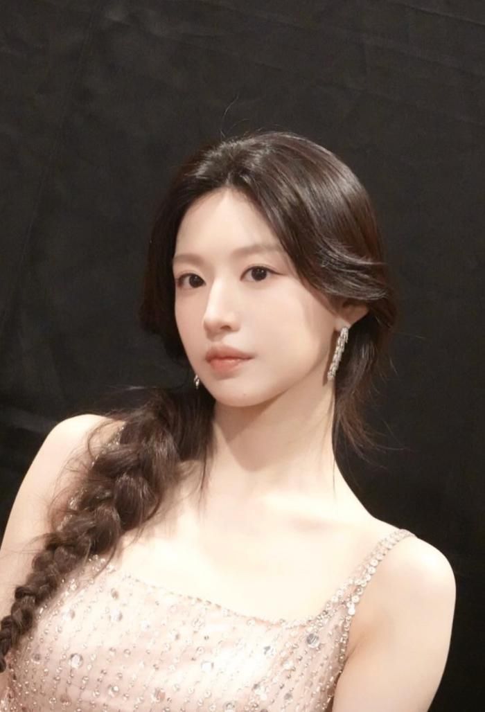 Nhiều người hâm mộ cho rằng nhan sắc của Go Yoon Jung đẹp đến mức phi thực tế