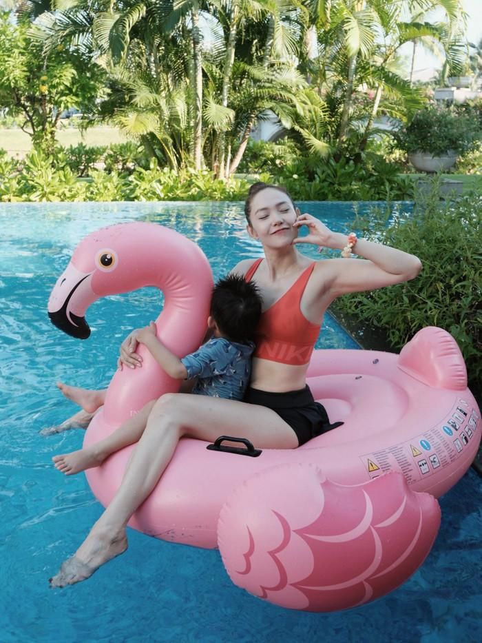 Minh Hằng bên con trai.