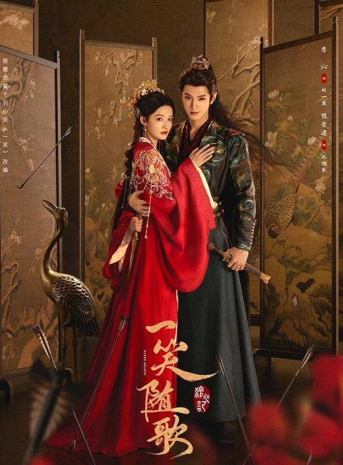 Sự kết hợp giữa Lý Thấm và Trần Triết Viễn nhận được nhiều kỳ vọng nhờ tạo hình cổ trang nổi bật và câu chuyện tình cảm nhiều kịch tính. Trong phim, Lý Thấm hóa thân thành Phó Nhất Tiếu, nữ xạ thủ hàng đầu của Cẩm Tú Quốc, trong khi Trần Triết Viễn vào vai Phượng Tùy Ca, đại hoàng tử mưu lược của Túc Sa Quốc. Chuyển thể từ tiểu thuyết cùng tên của Sí Dực Thiên Vũ, bộ phim kể về hai con người thuộc hai chiến tuyến đối lập nhưng bị số phận buộc phải sát cánh cùng nhau. Từ chỗ là kẻ thù, họ dần nảy sinh tình cảm sau những lần cùng vượt qua hiểm nguy giữa vòng xoáy tranh đoạt quyền lực.