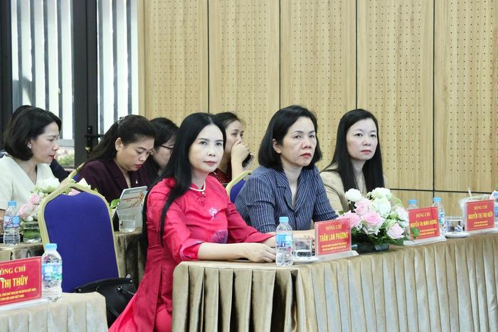 Hàng đầu, từ trái sang phải: Phó Chủ tịch Thường trực Hội LHPN Việt Nam Trần Lan Phương; các Phó Chủ tịch Hội LHPN Việt Nam: Nguyễn Thị Minh Hương, Nguyễn Thị Thu Hiền tham dự hội nghị