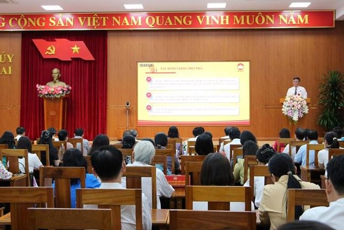 Phó Chủ tịch Ủy ban Trung ương MTTQ Việt Nam Trần Thắng thông tin tới đại biểu những điểm mới nổi bật của Văn kiện Đại hội đại biểu toàn quốc MTTQ Việt Nam lần thứ XI