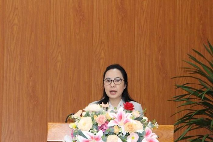 Bà Vũ Thị Giáng Hương, Phó Trưởng Ban Thường trực Ban Tuyên giáo - Ủy ban Trung ương MTTQ Việt Nam, trình bày chuyên đề tại Hội nghị
