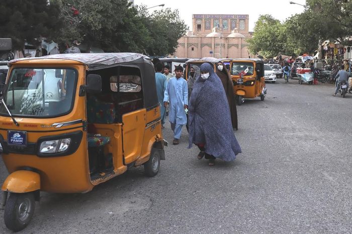 Phụ nữ Afghanistan mặc trang phục truyền thống đi bộ trên một con phố gần Thánh đường Hồi giáo ở Herat, Afghanistan, ngày 8 tháng 6 năm 2026.