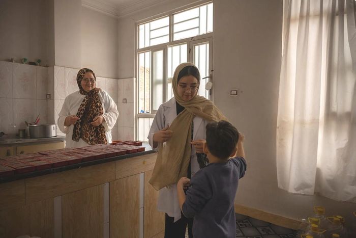 Roqia Rezaei (giữa) cùng em trai Mohammad Mahdi và mẹ, Kolsom Alavi.