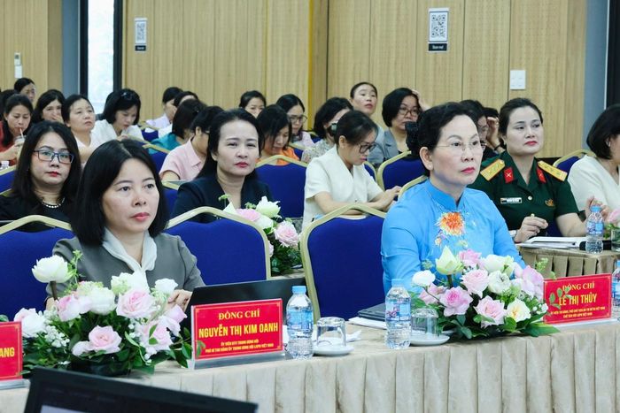 Ủy viên TƯ Đảng, Phó Chủ tịch UBTƯ MTTQ Việt Nam, Chủ tịch Hội LHPN Việt Nam Lê Thị Thủy (hàng đầu, bên phải); Phó Bí thư Đảng ủy TƯ Hội LHPN Việt Nam Nguyễn Thị Kim Oanh (hàng đầu, bên trái) cùng các đại biểu tham dự Hội nghị
