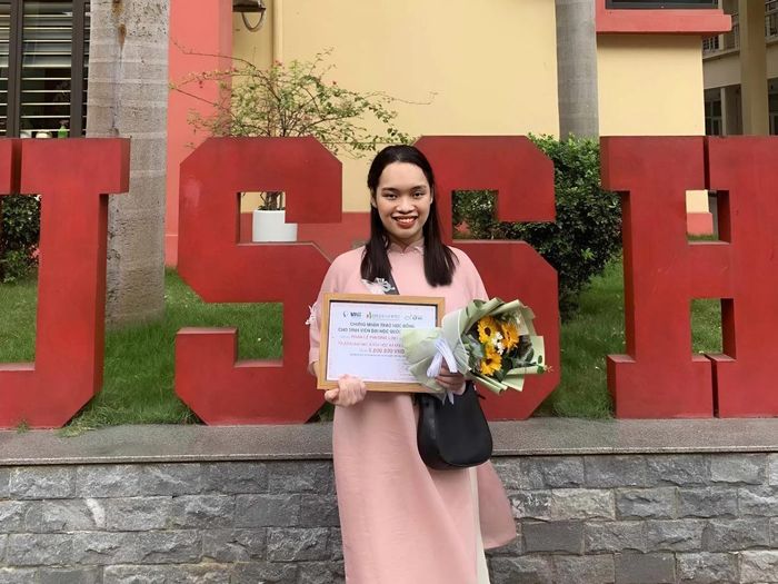 Bên những trang thư tịch cổ và nguồn tư liệu số hóa, Linh vẫn luôn miệt mài theo đuổi đam mê nghiên cứu văn hóa truyền thống dưới góc nhìn của người trẻ và đạt được những thành tích tiêu biểu trong nghiên cứu liên quan đến ngành Hán Nôm.