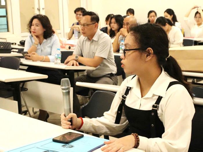 Tình yêu thương và sự đồng hành lặng lẽ của cha mẹ (cặp vợ chồng ngồi bàn đầu) luôn là điểm tựa để Linh vững vàng trên con đường mình lựa chọn.