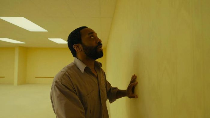 Nam diễn viên Chiwetel Ejiofor trong phim "Backrooms".
