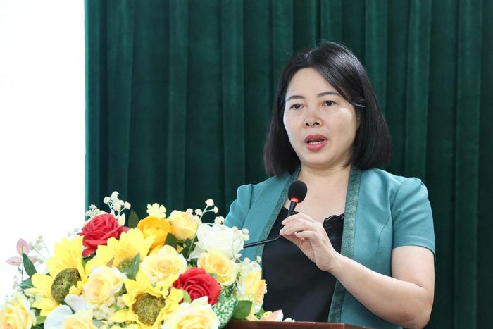 Bà Nguyễn Thị Kim Oanh, Phó Bí thư Đảng ủy Trung ương Hội LHPN Việt Nam, trình bày chuyên đề