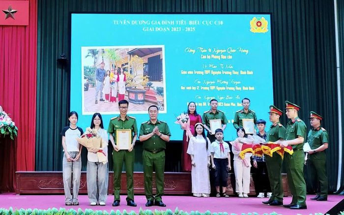 Thiếu tướng Phạm Văn Thân tuyên dương gia đình cán bộ, chiến sĩ tiêu biểu
