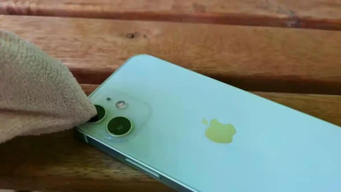 Ống kính nên được lau bằng khăn sợi microfiber mềm trước mỗi lần chụp