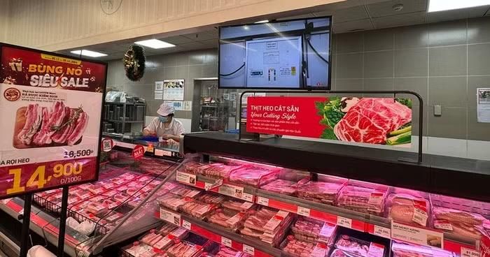 Giá lợn hơi hôm nay tiếp tục ghi nhận xu hướng ổn định trên diện rộng khi chỉ một số địa phương miền Bắc điều chỉnh tăng 1.000 đồng/kg. Trong khi miền Trung - Tây Nguyên và miền Nam chưa xuất hiện biến động mới, mặt bằng giá cả nước vẫn duy trì sự phân hóa giữa các khu vực