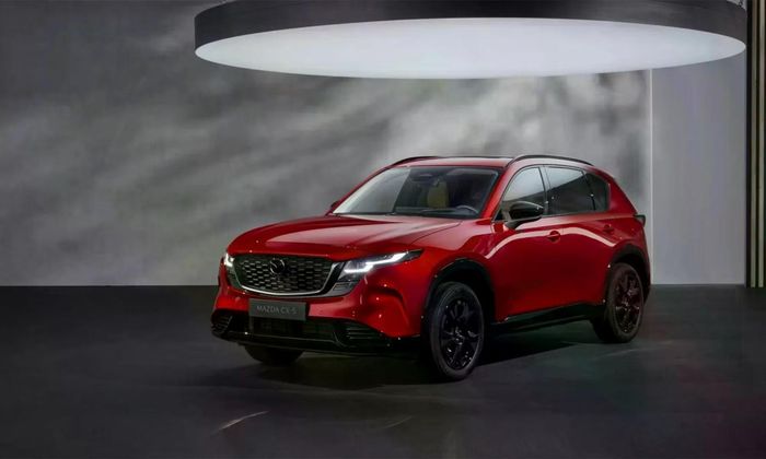 Mazda CX-5 dù đang phải chịu nhiều cạnh tranh từ các mẫu xe năng lượng mới nhưng vẫn là "gà đẻ trứng vàng" tại Việt Nam