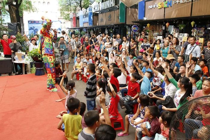 Một hoat động thu hút đông đảo thiếu nhi nhân ngày hội sách tại Đường Sách TP.HCM. Ảnh: Trung Dũng