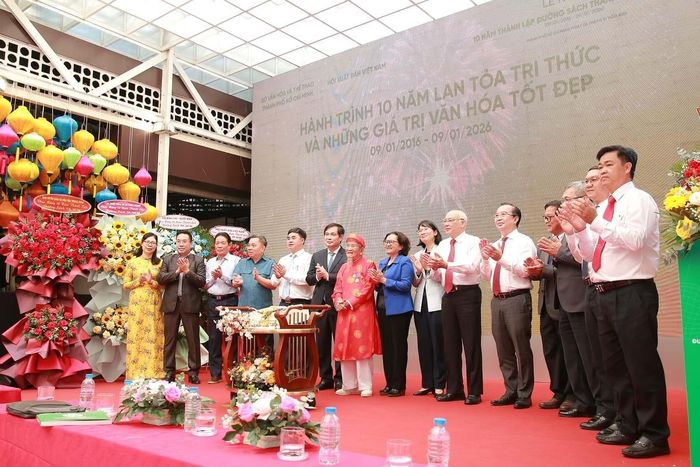 Các đại biểu thực hiện nghi thức mừng sinh nhật 10 năm của Đường Sách. Ảnh: Trung Dũng