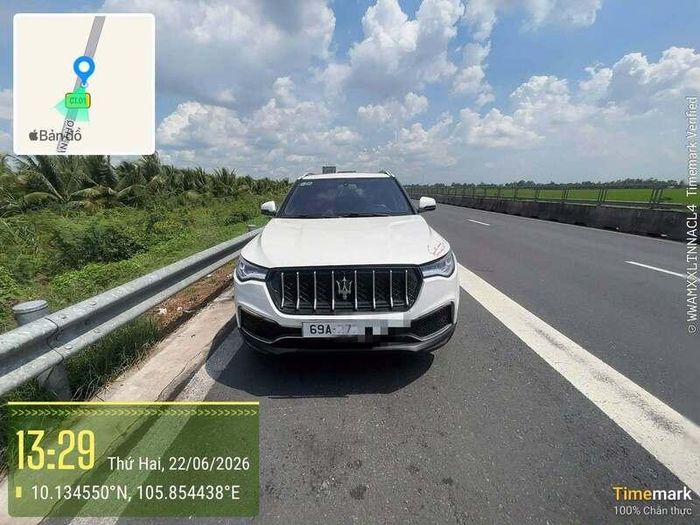 Hai trường hợp lái xe dừng xe trên đường cao tốc không đúng nơi quy định trong cùng một thời gian. Ảnh: Cục Cảnh sát giao thông
