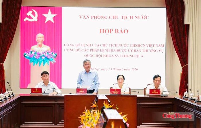 Phó Chủ nhiệm Văn phòng Chủ tịch nước Cấn Đình Tài công bố Lệnh của Chủ tịch nước đối với hai pháp lệnh. Ảnh: Phương Trang