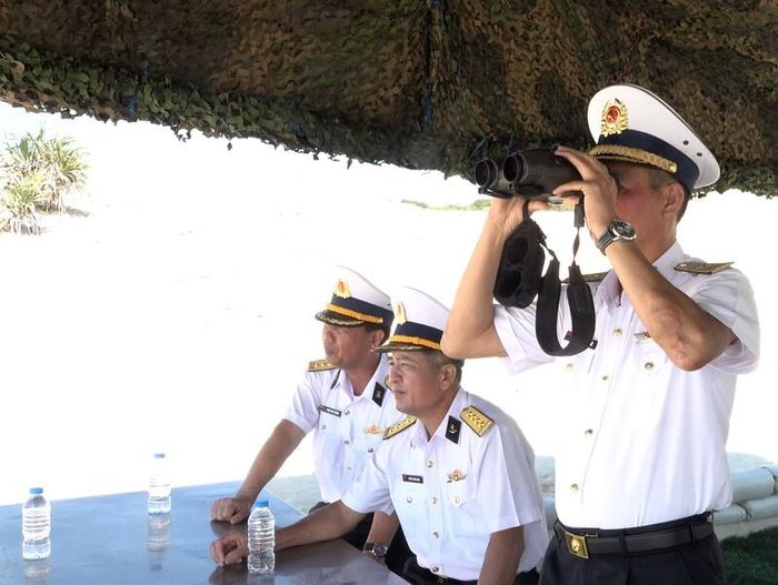 Chuẩn Đô đốc Nguyễn Anh Tuấn kiểm tra hoạt động ghi hình và công tác bảo đảm an toàn tại thao trường Lữ đoàn 101.