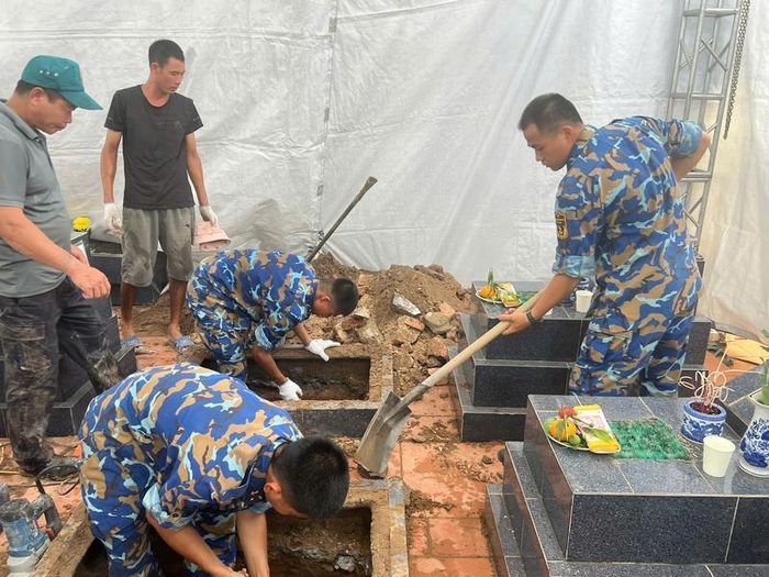 Các bộ, chiến sĩ Tiểu đoàn Phòng hóa 20 (Bộ Tham mưu Hải quân) đã tham gia lấy mẫu hài cốt liệt sĩ tại Nghĩa trang liệt sĩ phường An Hồng, thành phố Hải Phòng. Ảnh: Đức Phượng