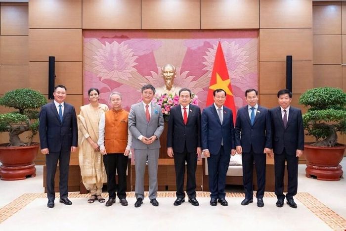 Chủ tịch Quốc hội Trần Thanh Mẫn cùng các đại biểu tại buổi tiếp Đại sứ Ấn Độ tại Việt Nam. Ảnh: Vũ Hiếu