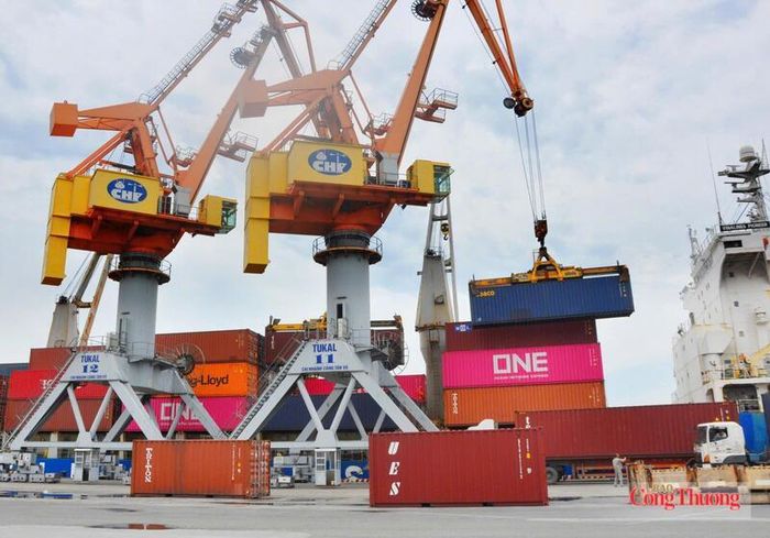 Tổng kim ngạch xuất nhập khẩu 5 tháng đầu năm đạt 445,12 tỷ USD, tăng 25% so với cùng kỳ, phản ánh sức bật của sản xuất và thương mại. Ảnh: Cấn Dũng
