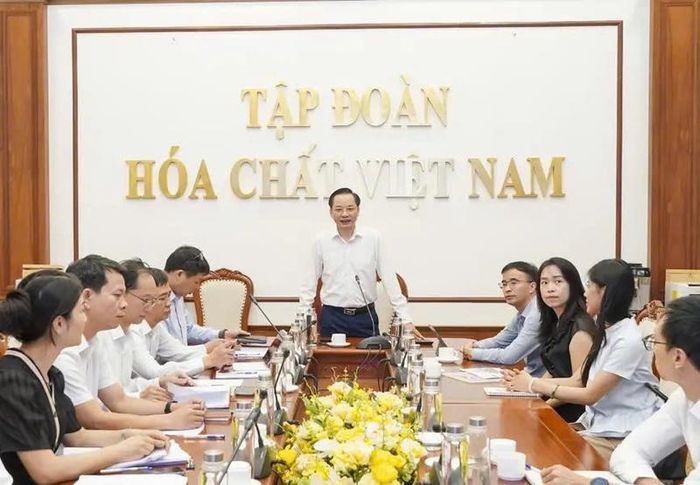 Ông Nguyễn Hữu Tú, Tổng giám đốc Vinachem chủ trì buổi làm việc với Tổ công tác phát triển sản xuất hóa dược, dược phẩm. Ảnh: Vinachem